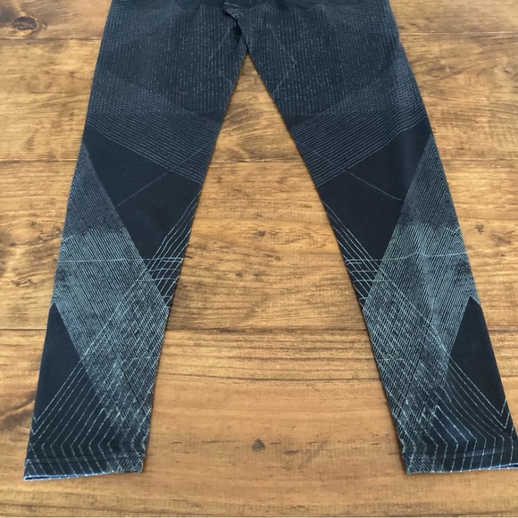 Nike Black Patterned Leggings - Picture 9 of 9